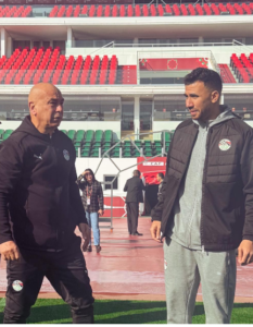 منتخب مصر بقيادة مدربة وجهازة يتفقدان ارضية المعلب المباراة قبل استضافة نظيره زيمبابوى