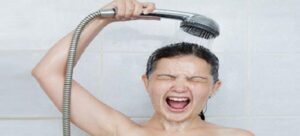 ماذا يحدث لجسمك عند الاستحمام في البرد