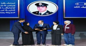 الرئيس “السيسي” يكرم أسر شهداء رجال الشرطة .. رئيس يحمل أوجاع أبنائه