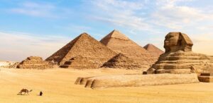 مشهد في فيلم أمريكي يثير جدلاً في مصر بسبب عبارة عن بناء الأهرامات