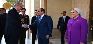 الرئيس “السيسي” والسيدة قرينته يستقبلان أردوغان وزوجته