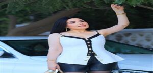 الفنانة “عبير صبري” تكسر الإطلالات الحمراء وتحتفل بالفلانتين باطلالة صيفية بيضاء