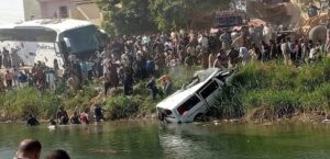 سقوط ميكروباص في ترعة أصفون بالأقصر يقل 11 راكباً وأنباء عن وفيات