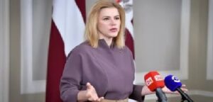 رئيسة وزراء لاتفيا ورئيس إستونيا يدعوان إلى محادثات مباشرة مع روسيا