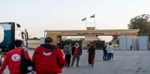 معبر رفح يستقبل دفعة جديدة من الجرحى والمرضى الفلسطينيين وسط تجهيزات طبية مكثفة