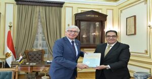 خلال استقباله سفير بيرو .. رئيس جامعة القاهرة يبحث تعزيز التعاون الأكاديمي والبحثي مع جامعة سان ماركوس الوطنية