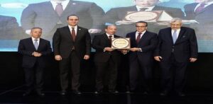 تكريم الدكتور “حسام صلاح” عميد كلية الطب – قصر العيني كأبرز روّاد القطاع الطبي وإهداءه التكريم لمنظومة قصر العيني