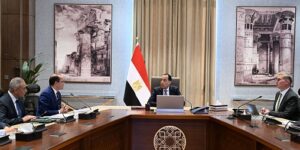 في اجتماع مع وزيري المالية والبترول .. رئيس الوزراء يتابع إجراءات تدبير الاعتمادات المالية لتأمين الاحتياجات من المواد البترولية