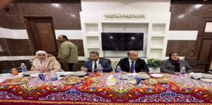 عميد طب قصر العيني دكتور “حسام صلاح” يجدد تقليد الإفطار السنوي ويجمع أبناءه من الأطباء المقيمين في أجواء أسرية