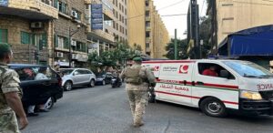 إسرائيل تكثف غاراتها على لبنان.. وتنشر صوراً لاستهدافها عناصر حزب الله