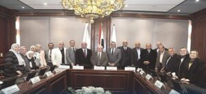 مجلس تجارة عين شمس برئاسة الدكتور “فريد محرم الجارحي” يُهدي درع الكلية للدكتور “حسين عيسى” نائب رئيس الوزراء للشئون الاقتصادية