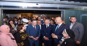 وزير التعليم العالي ومحافظ الإسكندرية ومدير مكتبة الإسكندرية يفتتحون معرض “عشرون عامًا من الحفائر في حدائق الشلالات”