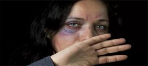 سيدة تستغيث بالداخلية بسبب زوجها بعد إلقائها من الثالث .. “والدهم تحرش بهم ومانعني أشوفهم”