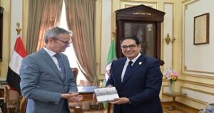رئيس جامعة القاهرة يستقبل رئيس جامعة ليدن الهولندية لبحث تعزيز التعاون المشترك بين الجامعتين أكاديميا وبحثيا