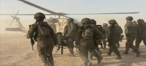 “انسحاب وخسائر”.. إسرائيل تغادر مواقع بجنوب لبنان وسط مقتل جندي وإعادة انتشار الجيش اللبناني.