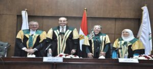 برئاسة رئيس هيئة الرعاية الصحية.. تجارة عين شمس تمنح دكتوراه مهنية حول «جودة خدمات الصيدليات» في ظل جائحة كورونا