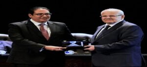رئيس جامعة القاهرة يهنئ الدكتور “محمد عثمان الخشت” لفوزه بجائزة الشيخ زايد للكتاب