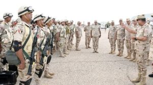 وزير الدفاع يشيد بتلاحم المنطقة الغربية العسكرية مع شيوخ مطروح في حماية البوابة الغربية لمصر