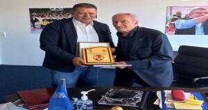 خالد فتحي يكرّم د. حسن مصطفى خلال افتتاح المقر الجديد للاتحاد الدولي لكرة اليد بسويسرا