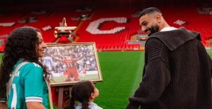 النجم المصري “محمد صلاح” يودع ملعب ليفربول رفقة طفلتيه