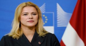 استقالة حكومة رئيسة وزراء لاتفيا المنتمية “إيفيكا سيلينيا” بعد انسحاب الشريك اليسارى