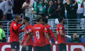 مصر تتعادل أمام إيران وتعبر إلى دور ال32 بالمونديال