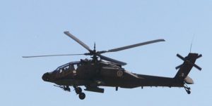 الجيش الأمريكي يكشف تفاصيل إنقاذ طاقم مروحية أباتشي سقطت قرب مضيق هرمز