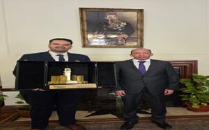 عميد طب قصر العيني يتسلم مجسماً لـ «وقف الملك عبد العزيز» خلال أعمال المنتدى العلمي لسياسات صحة الكبد