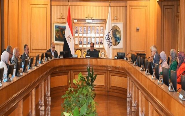 جامعة العاصمة تضع خطة للوصول إلى أفضل 200 جامعة عالميًا.. اجتماع موسع لتعزيز الجودة والتحول الرقمي