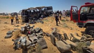 كارثة على طريق دير الزور – دمشق.. 35 قتيلاً و30 مصابًا في تصادم مروع بين حافلتين