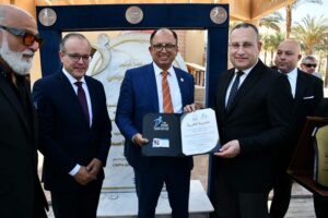 وزير التعليم العالي ورئيس جامعة العاصمة يدشنان أكبر طفرة تطوير بنادي الجامعة .. مجمع حمامات سباحة 7000 متر² و 5 منشآت رياضية جديدة