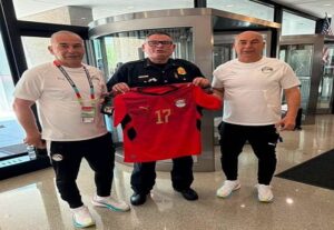 شرطة دالاس تهدي التوأم شارة كأس العالم قبل السفر إلى أتلانتا