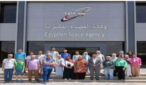 طلاب جامعة القاهرة في قلب صناعة الفضاء.. زيارة علمية لوكالة الفضاء المصرية لاكتشاف أحدث تقنيات الأقمار الصناعية