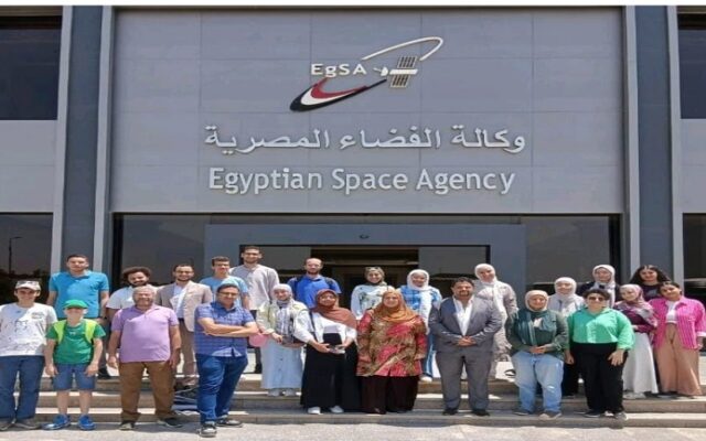 طلاب جامعة القاهرة في قلب صناعة الفضاء.. زيارة علمية لوكالة الفضاء المصرية لاكتشاف أحدث تقنيات الأقمار الصناعية