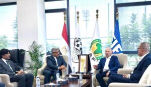 سفير باكستان يشيد بإنجاز منتخب مصر في كأس العالم ويبحث مع هاني أبو ريدة تعزيز التعاون الكروي