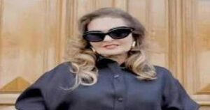 الفنانة “يسرا” تخطف الأنظار بإطلالة سوداء في أسبوع باريس للموضة