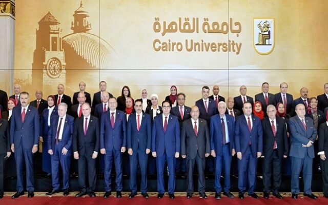 جامعة القاهرة تمنح أوائل الثانوية العامة منحًا دراسية كاملة.. دعم مستمر لاستقطاب المتفوقين