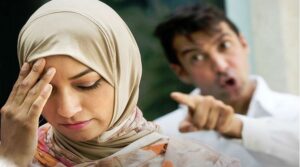 دار الإفتاء المصرية توضح .. متى يجوز للزوجة أخذ مال زوجها دون إذنه؟