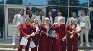 «روبوت ذكي يحافظ على كفاءة الطاقة».. طلاب جامعة العاصمة يبتكرون نظامًا آليًا لتنظيف الألواح الشمسية باستخدام PLC