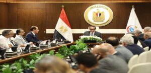 لسد العجز وتحسين الخدمة.. وزير الصحة يوجه بوضع ضوابط موحدة لتكليف وتوزيع الأطقم الطبية