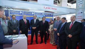رئيس جامعة القاهرة ورئيس مجلس إدارة «أخبار اليوم» يتفقدان جناح الجامعة بمعرض التعليم العالي