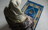 هل يجوز للمرأة الصلاة في المطعم والأماكن العامة؟.. تعرف على الحكم والضوابط الشرعية