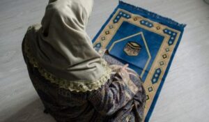 هل يجوز للمرأة الصلاة في المطعم والأماكن العامة؟.. تعرف على الحكم والضوابط الشرعية