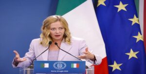 أزمة الهجرة تشعل الخلاف.. إيطاليا تلوّح بتمديد قيود الحدود مع إسبانيا لشهر جديد