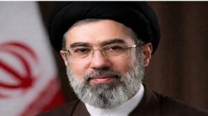 مجتبى خامنئي يبحث مع بزشكيان أزمات المعيشة والاقتصاد.. وإيران تضع «الحرب» والموازنة والطاقة على طاولة النقاش