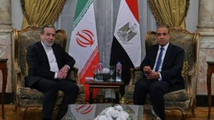 مصر تطالب إيران بضمان حرية الملاحة واحترام أمن دول الخليج