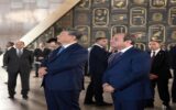 الرئيس الصيني وقرينته يتفقدان المتحف المصري الكبير برفقة الرئيس السيسي.. وإعجاب بالحضارة المصرية