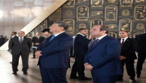 الرئيس الصيني وقرينته يتفقدان المتحف المصري الكبير برفقة الرئيس السيسي.. وإعجاب بالحضارة المصرية