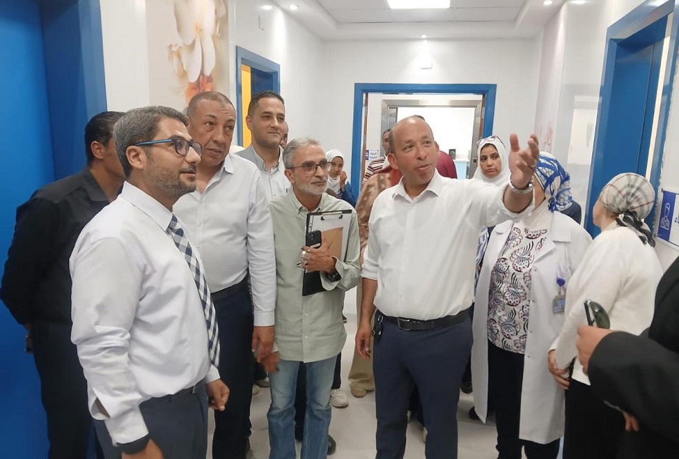 عميد طب قصر العيني يواصل جولاته بمستشفيات الجامعة.. متابعة ميدانية ومجازاة المقصرين لرفع كفاءة الخدمات الطبية